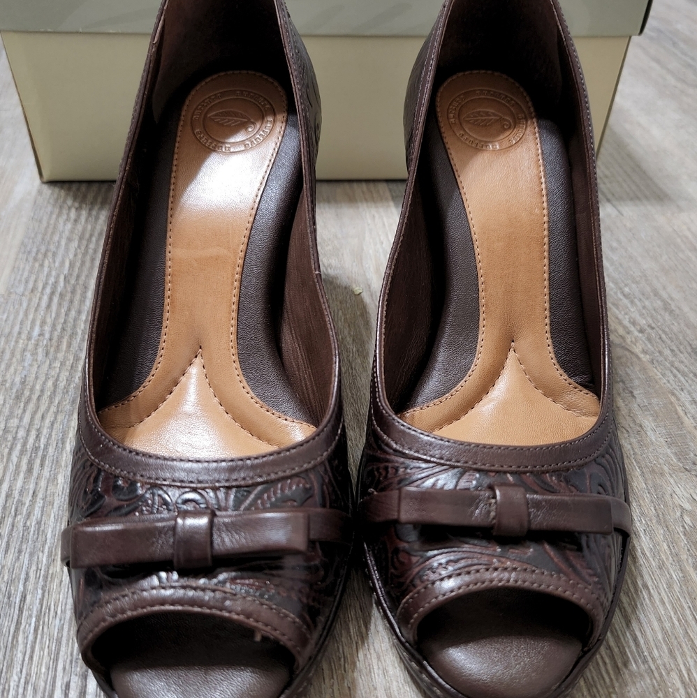 Nuture Sandee High Heels Pumps Brown Tooled Leather FLoral Cushioned 6.5